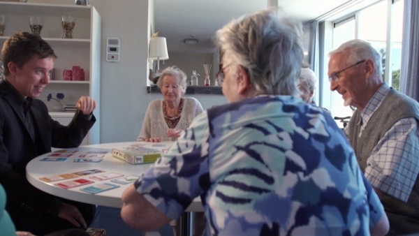 Kasper Bormans speelt het spel met personen met dementie