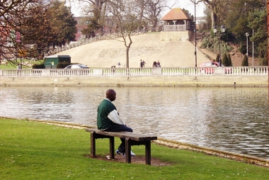 Foto: Man op een bankje aan Bedford Castle Mound. Simon Speed via Wikimedia Commons, CC0 1.0