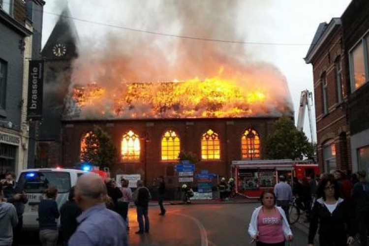 Uitslaande brand in de kerk van Anzegem copyright Focus-WTV